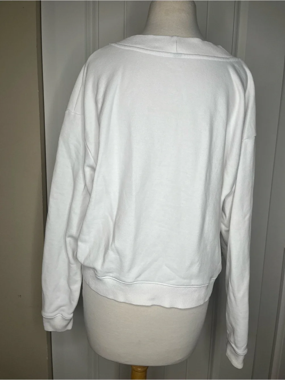 Vuori Sedona White V-Neck Pullover Sweatshirt Womens Oversized Med/Large Casual